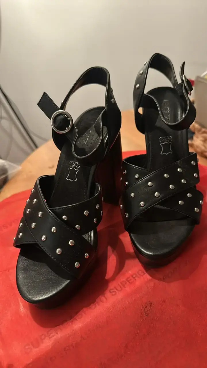 Sandalias de Tacón Alto Negras con Tachas - 1