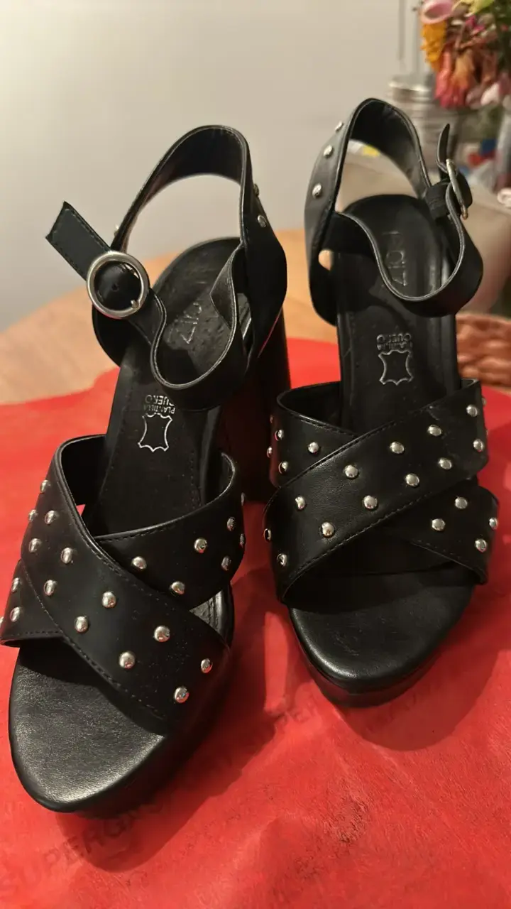 Sandalias de Tacón Alto Negras con Tachas - 3