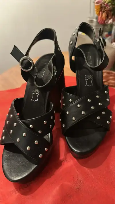 Sandalias de Tacón Alto Negras con Tachas - miniatura 3