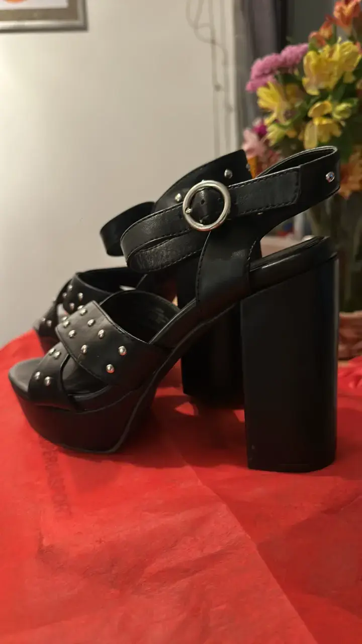 Sandalias de Tacón Alto Negras con Tachas - 4