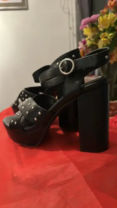 Sandalias de Tacón Alto Negras con Tachas - miniatura 4