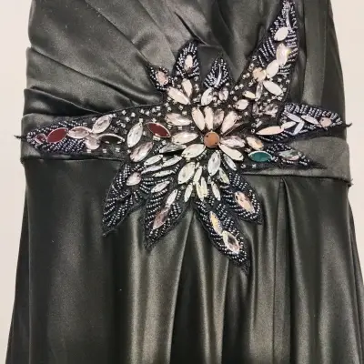 Vestido de fiesta negro con pedrería elegante - miniatura 1