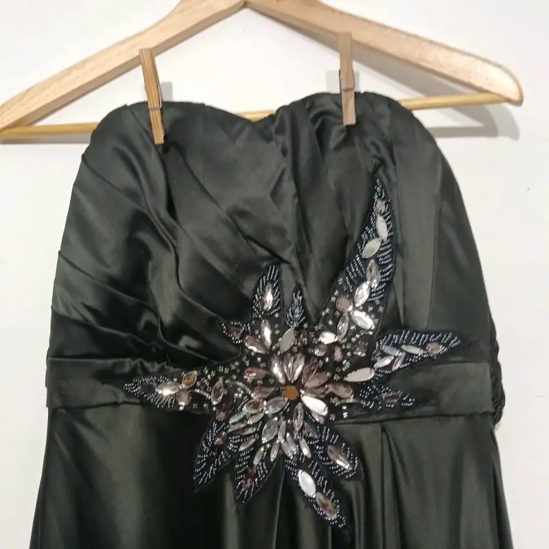 Vestido de fiesta negro con pedrería elegante - 2