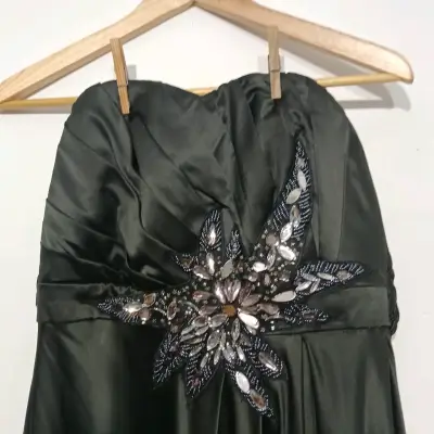 Vestido de fiesta negro con pedrería elegante - miniatura 2