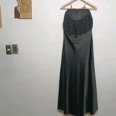 Vestido de fiesta negro con pedrería elegante - miniatura 4