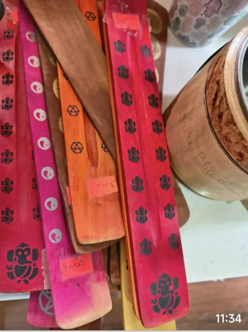 Porta inciensos de madera decorados