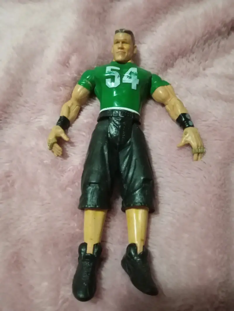 Figura de acción luchador con camiseta verde - 1