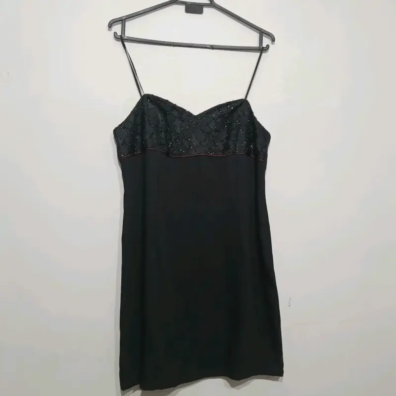 Vestido negro elegante sin tirantes - 1