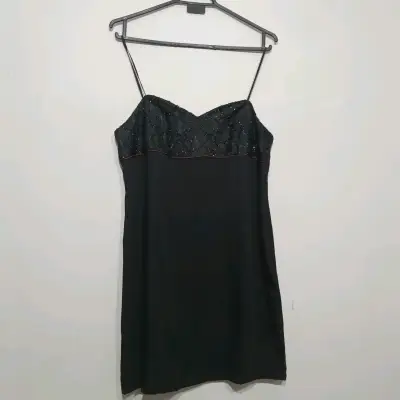 Vestido negro elegante sin tirantes - miniatura 1