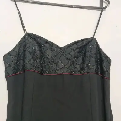 Vestido negro elegante sin tirantes - miniatura 2