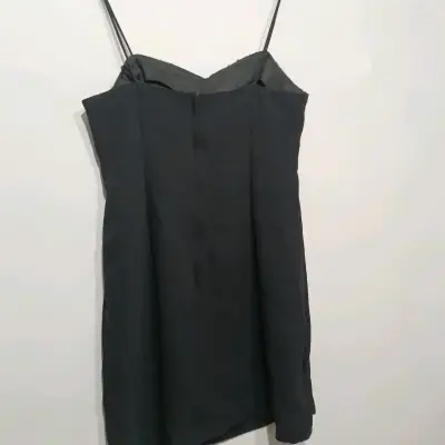 Vestido negro elegante sin tirantes - miniatura 3