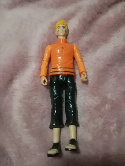 Figura de acción anime con chaqueta naranja - miniatura 1
