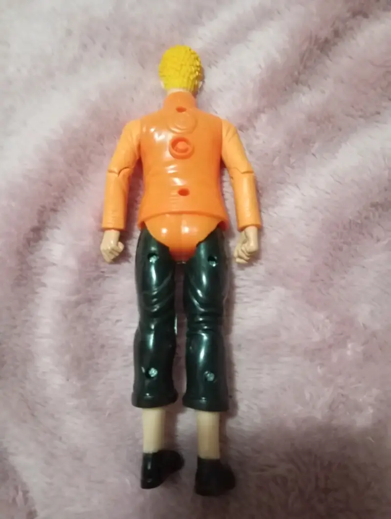 Figura de acción anime con chaqueta naranja - 2