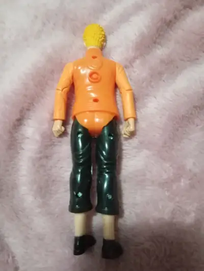 Figura de acción anime con chaqueta naranja - miniatura 2
