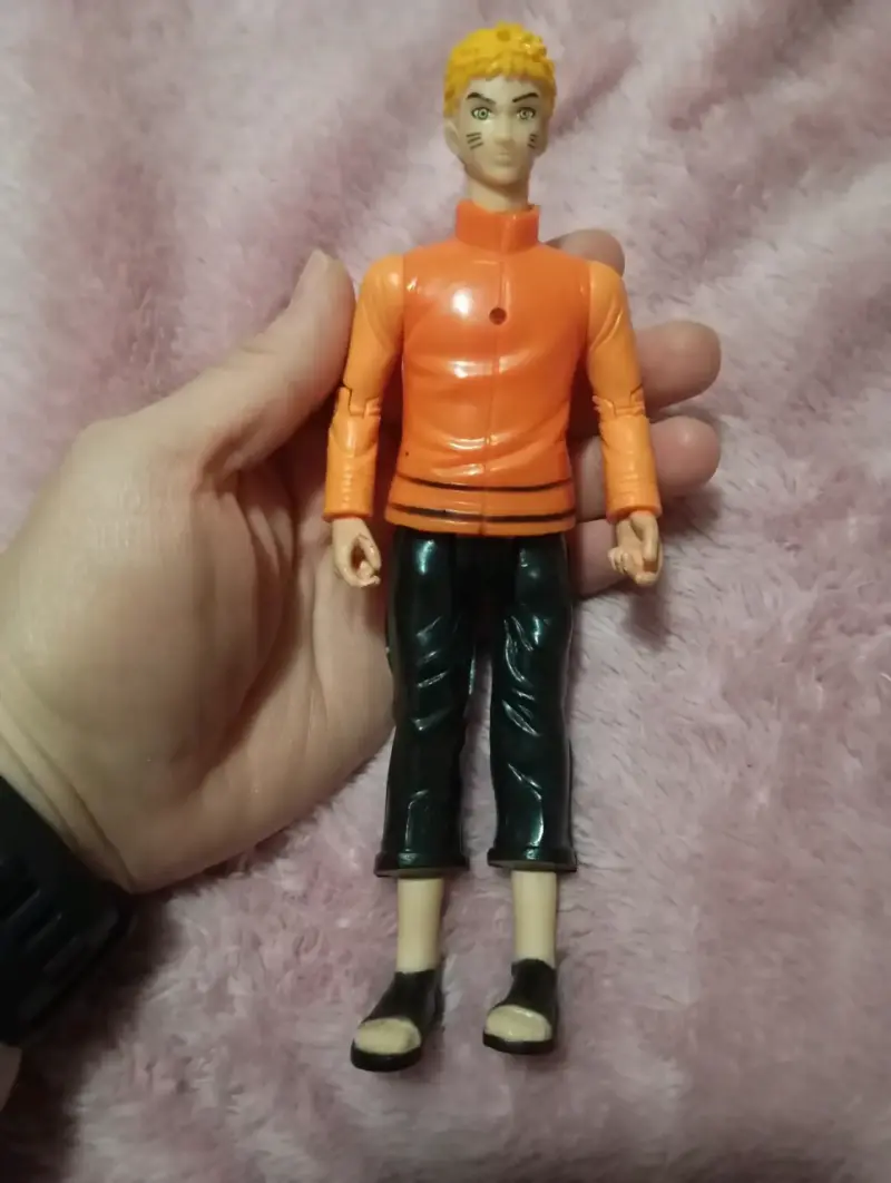 Figura de acción anime con chaqueta naranja - 3