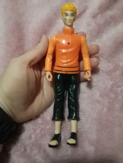 Figura de acción anime con chaqueta naranja - miniatura 3