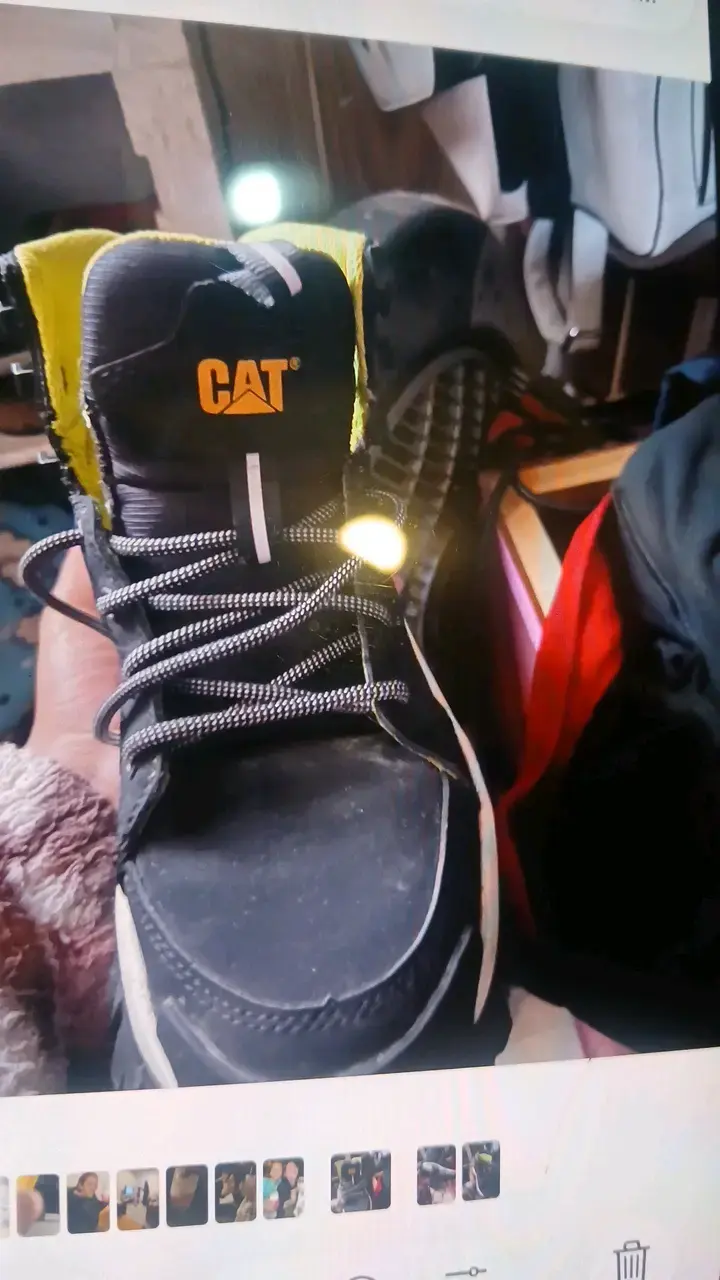 Botas de trabajo CAT negras con detalles amarillos - 1