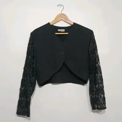 Chaqueta corta negra con mangas de encaje - miniatura 1