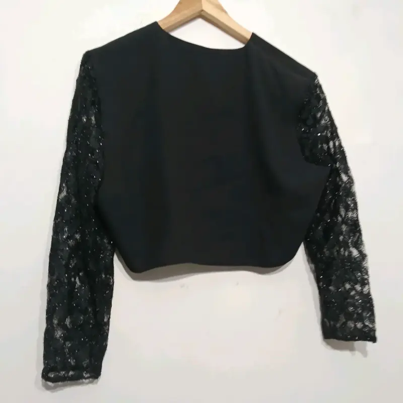 Chaqueta corta negra con mangas de encaje - 2