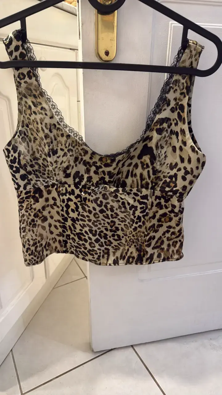 Top de encaje con estampado animal print - 1