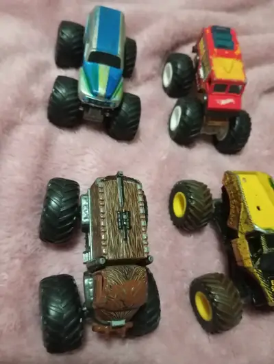 Lote 4 Hot Wheels Monster Trucks - miniatura 2