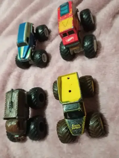 Lote 4 Hot Wheels Monster Trucks - miniatura 3