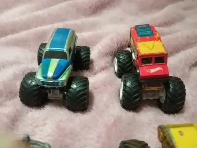 Lote 4 Hot Wheels Monster Trucks - miniatura 5