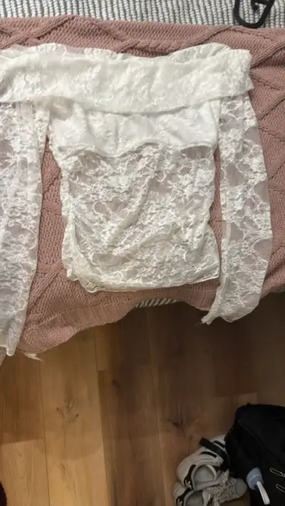Blusa de encaje blanco con hombros descubiertos - miniatura 1