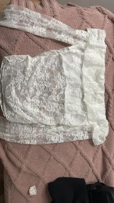 Blusa de encaje blanco con hombros descubiertos - miniatura 2