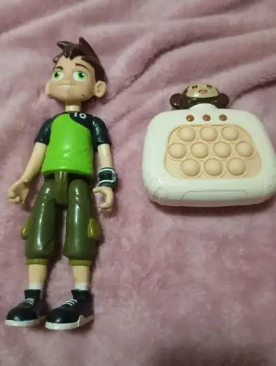 Lote de 2 juguetes Ben 10 y pop it - miniatura 2