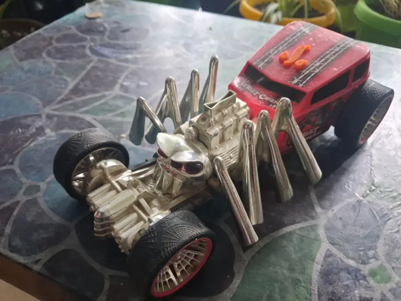 Auto de juguete Hot Wheels estilo araña