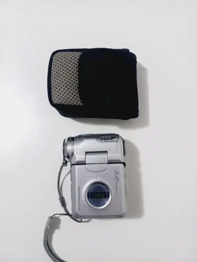 Cámara de video digital DXG plateada con estuche - miniatura 1