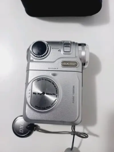 Cámara de video digital DXG plateada con estuche - miniatura 2