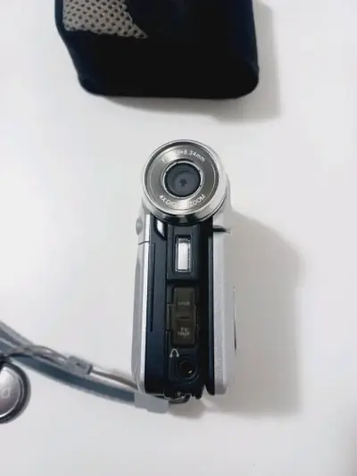 Cámara de video digital DXG plateada con estuche - miniatura 4