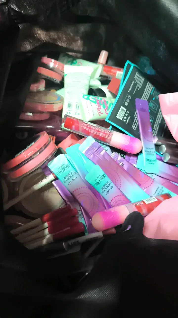 Lote de maquillaje variado en buen estado - 1