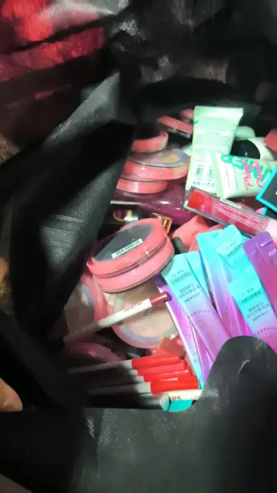 Lote de maquillaje variado en buen estado - miniatura 2