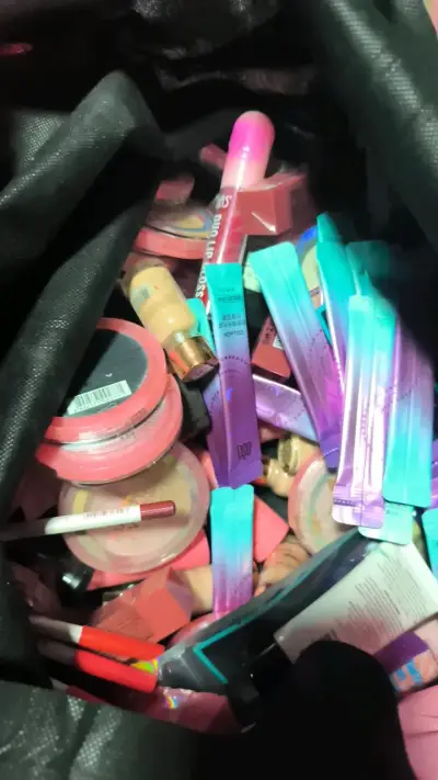 Lote de maquillaje variado en buen estado - miniatura 3