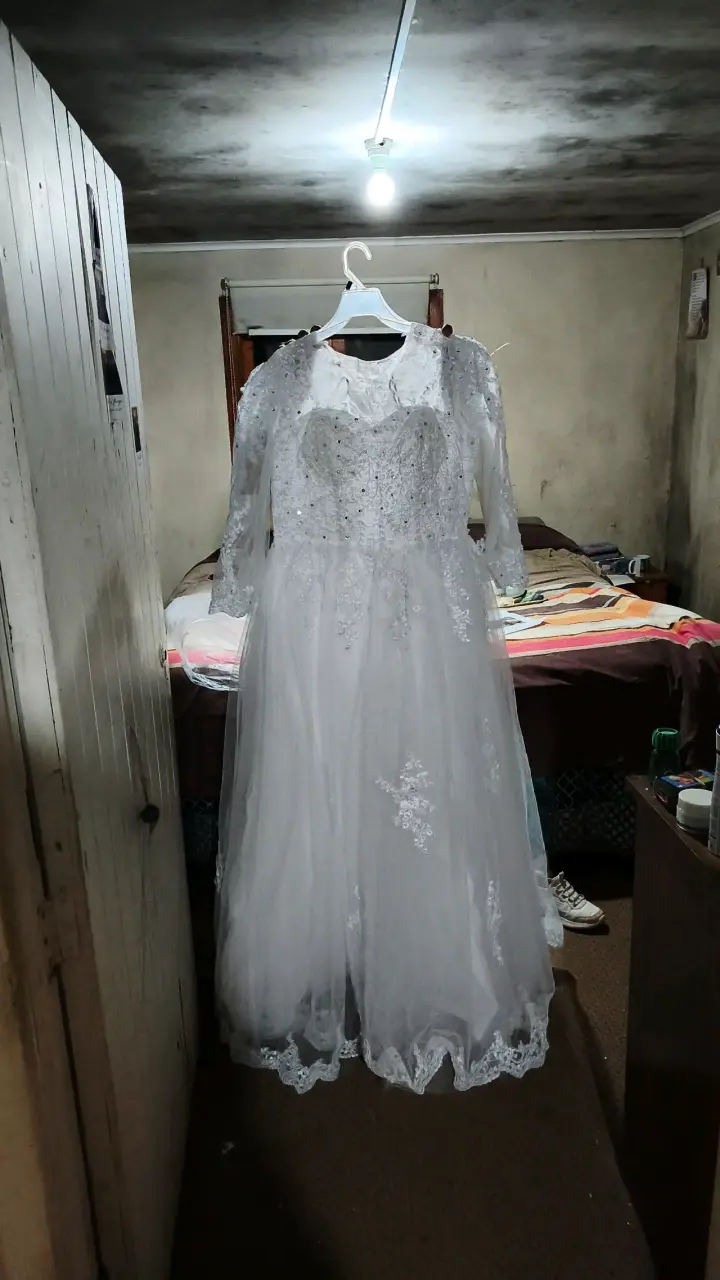 Vestido de novia blanco con encaje y pedrería