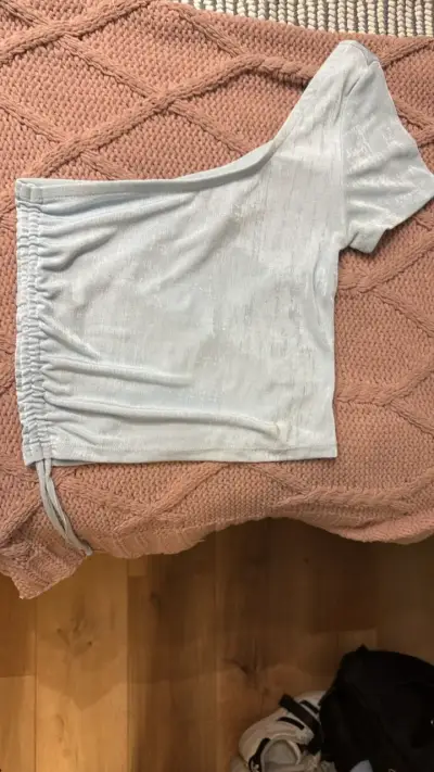 Polera asimétrica gris claro para mujer - miniatura 1