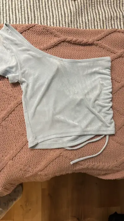 Polera asimétrica gris claro para mujer - miniatura 2