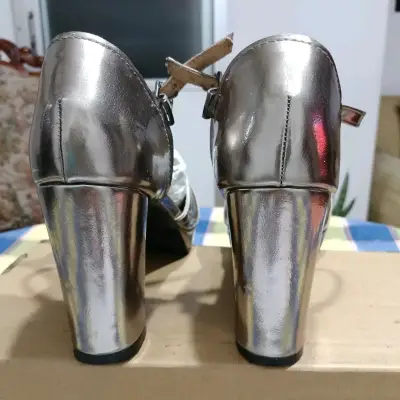 Zapatos de tacón plateados con pulsera - miniatura 1