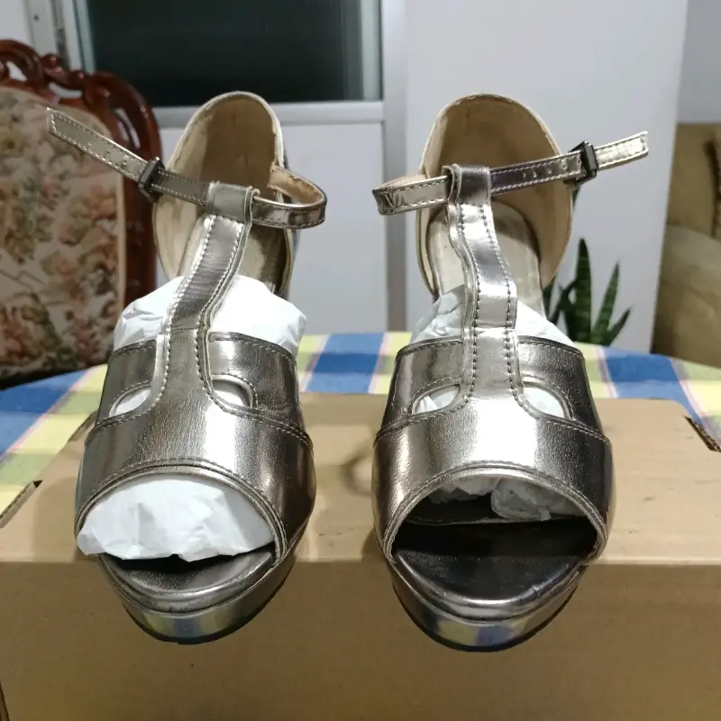 Zapatos de tacón plateados con pulsera - 2