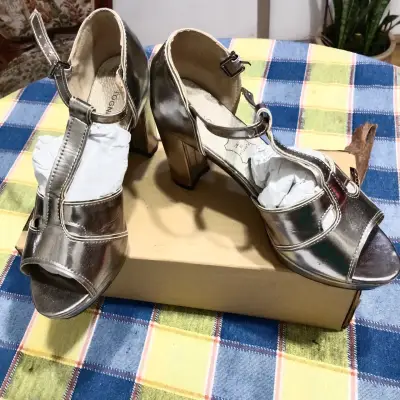 Zapatos de tacón plateados con pulsera - miniatura 4