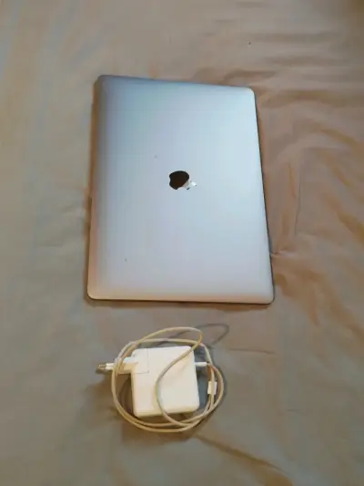 MacBook Pro 2019 con cargador - miniatura 2