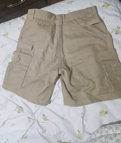 Shorts cargo beige para hombre con bolsillos 40 - miniatura 1
