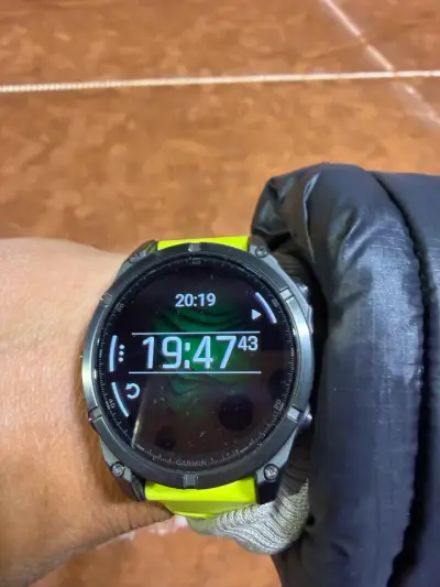 Reloj inteligente Garmin con correa amarilla - miniatura 1