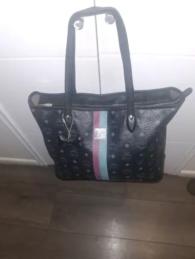 Bolso de mano MCM negro con diseño clásico - miniatura 1