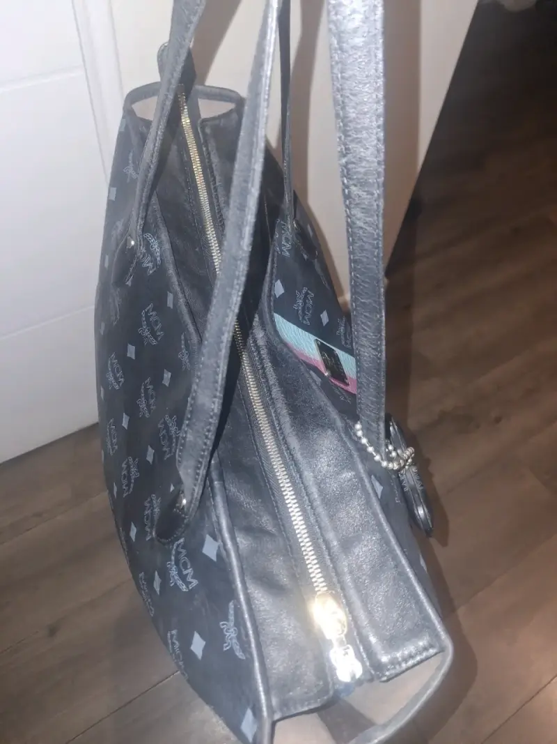Bolso de mano MCM negro con diseño clásico - 2