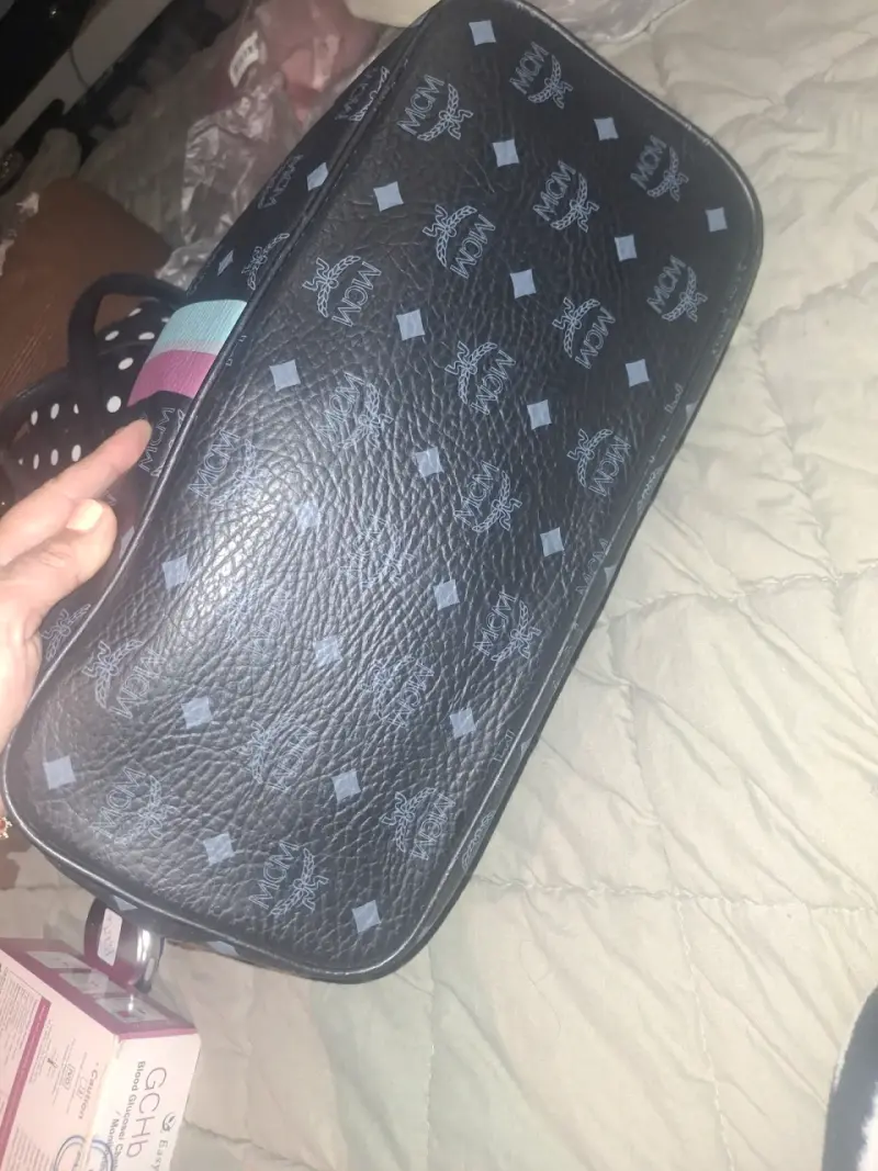 Bolso de mano MCM negro con diseño clásico - 3