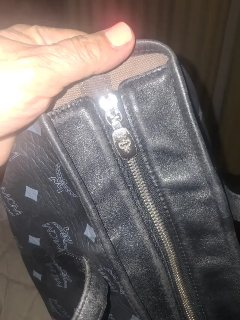 Bolso de mano MCM negro con diseño clásico - 4